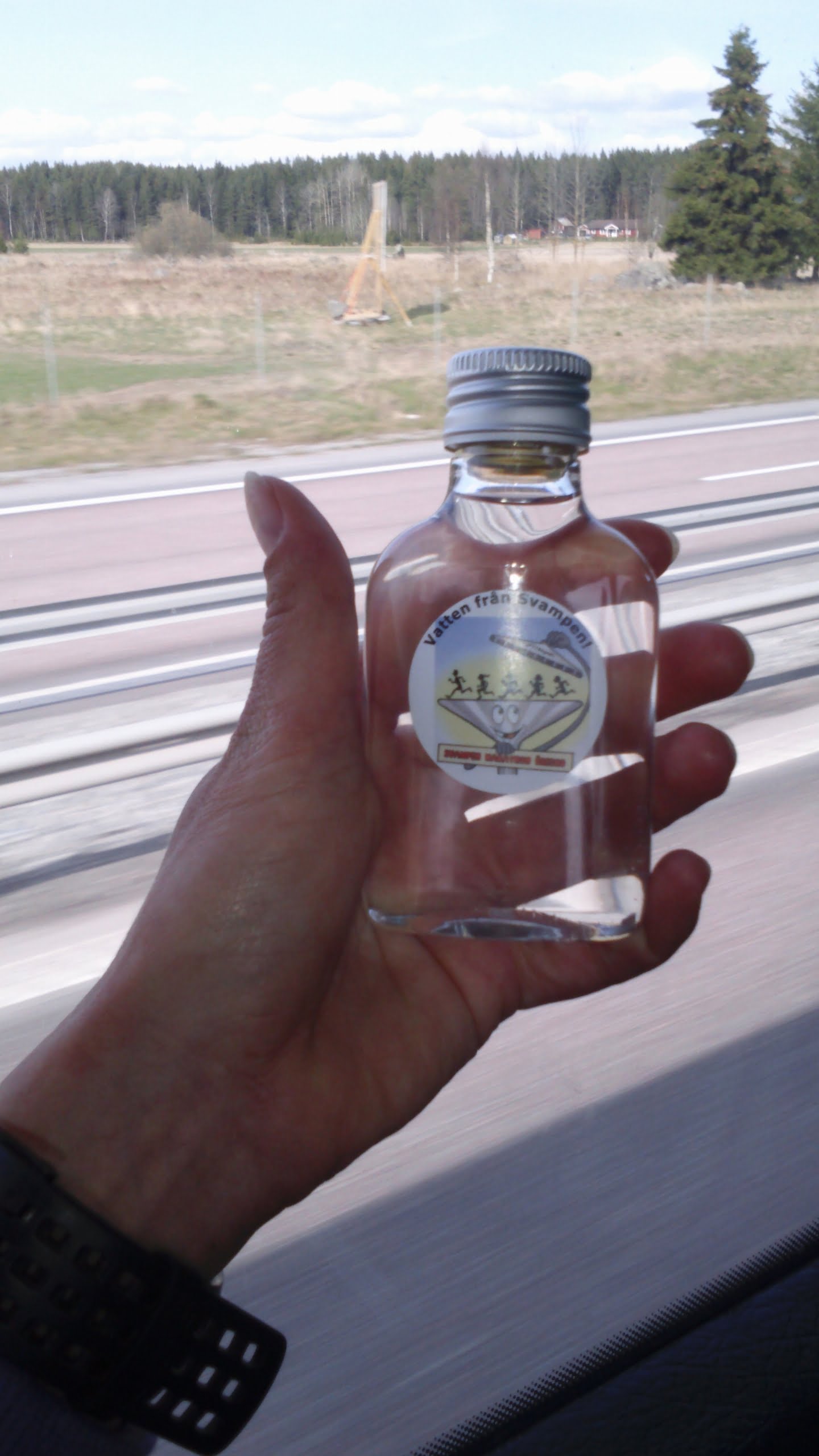 Det kan inte bara vara jag som trodde att man fick en liten flaska vodka tillsammans med sin nummerlapp. Men det visade sig vara vatten från Svampen och inte något man köper i tunnelbanan i Tyskland.