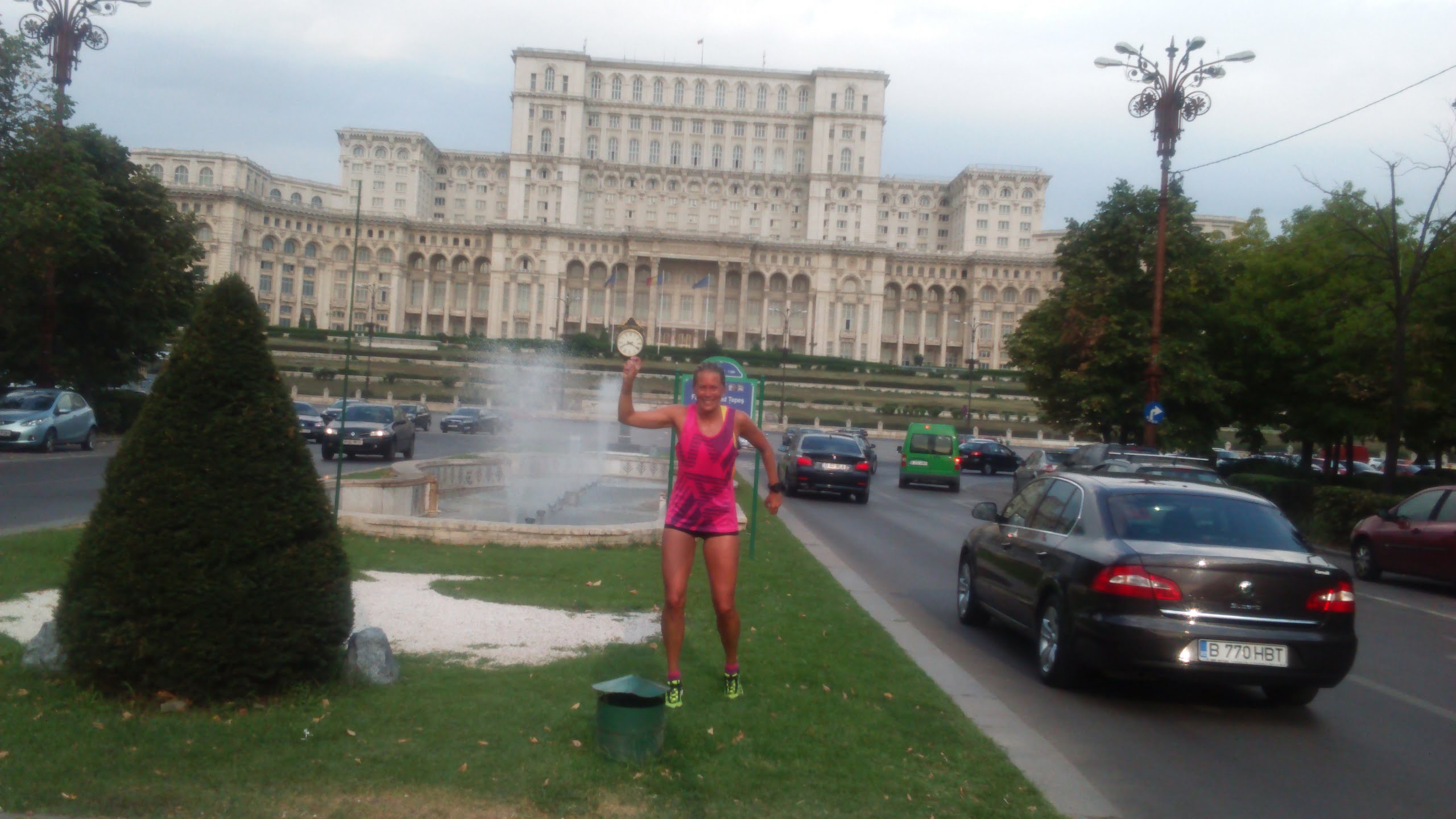 Jag fick ihop mina 30 kilometer och avslutade vid det enorma Parlamentspalatset som Ceausescu lät uppföra och under kommunisttiden kallades för folkets palats. Det är en av de dyraste byggnader som någonsin byggs och den näst största administrativa byggnaden i världen efter Pentagon. Den började byggas 1984 och innan dess förstördes stora delar av det historiska Bukarest som låg på platsen.